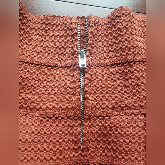 H&M Rust Red Textured Pleat Skirt| Size XS - Picture 3 of 6